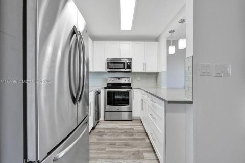 Condo in Palm Springs, Florida, 1 bedroom  № 1738655 - photo 3
