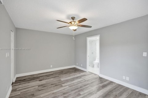 Condo in Palm Springs, Florida, 1 bedroom  № 1738655 - photo 20