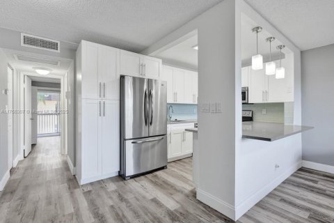 Condo in Palm Springs, Florida, 1 bedroom  № 1738655 - photo 12