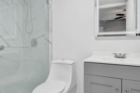 Condo in Palm Springs, Florida, 1 bedroom  № 1738655 - photo 22