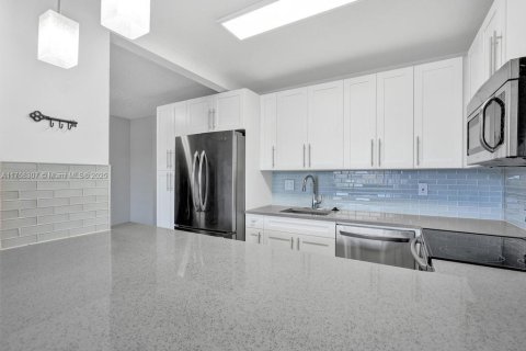 Condo in Palm Springs, Florida, 1 bedroom  № 1738655 - photo 11