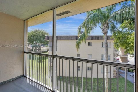 Condo in Palm Springs, Florida, 1 bedroom  № 1738655 - photo 27