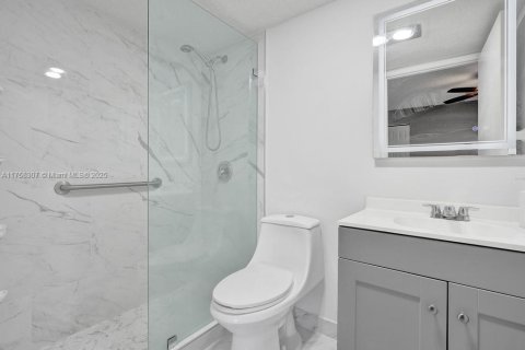 Condo in Palm Springs, Florida, 1 bedroom  № 1738655 - photo 6