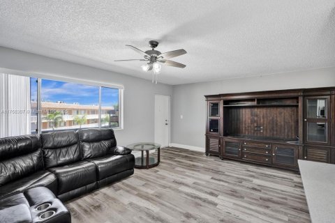 Condo in Palm Springs, Florida, 1 bedroom  № 1738655 - photo 7