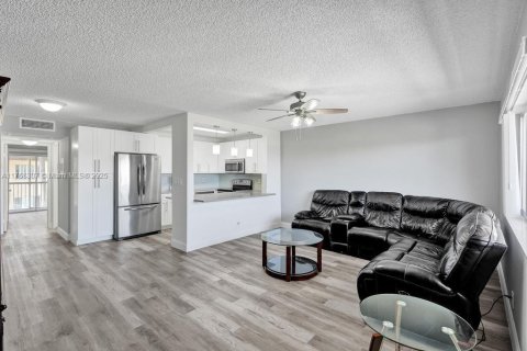 Condo in Palm Springs, Florida, 1 bedroom  № 1738655 - photo 8