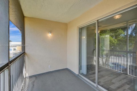 Condo in Palm Springs, Florida, 1 bedroom  № 1738655 - photo 24