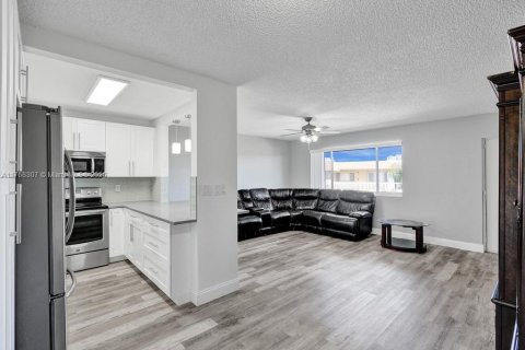 Condo in Palm Springs, Florida, 1 bedroom  № 1738655 - photo 1