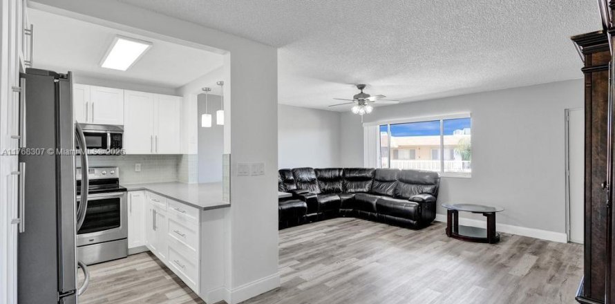 Condo in Palm Springs, Florida, 1 bedroom  № 1738655
