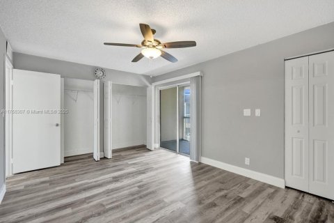 Condo in Palm Springs, Florida, 1 bedroom  № 1738655 - photo 17
