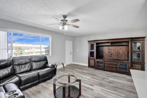 Condo in Palm Springs, Florida, 1 bedroom  № 1738655 - photo 4