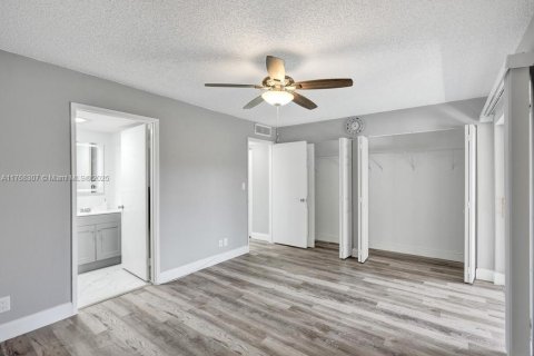 Condo in Palm Springs, Florida, 1 bedroom  № 1738655 - photo 18