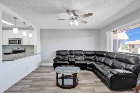 Condo in Palm Springs, Florida, 1 bedroom  № 1738655 - photo 10