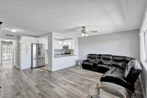 Condo in Palm Springs, Florida, 1 bedroom  № 1738655 - photo 5