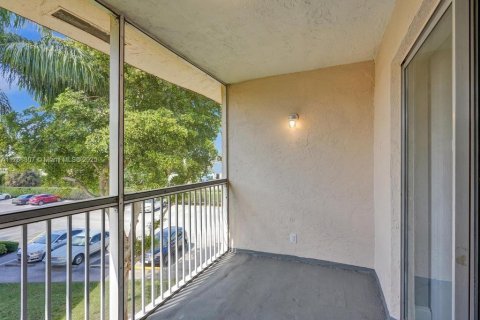 Condo in Palm Springs, Florida, 1 bedroom  № 1738655 - photo 23