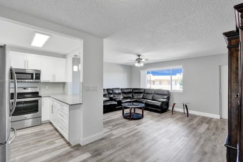 Condo in Palm Springs, Florida, 1 bedroom  № 1738655 - photo 9