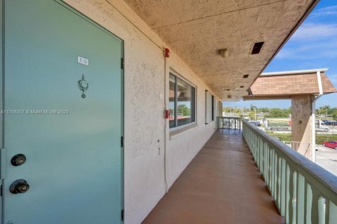 Condo in Palm Springs, Florida, 1 bedroom  № 1738655 - photo 29