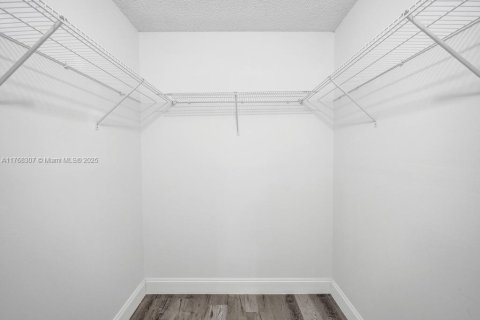 Condo in Palm Springs, Florida, 1 bedroom  № 1738655 - photo 15