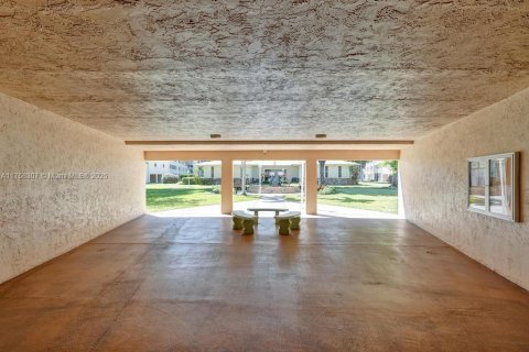 Condo in Palm Springs, Florida, 1 bedroom  № 1738655 - photo 30