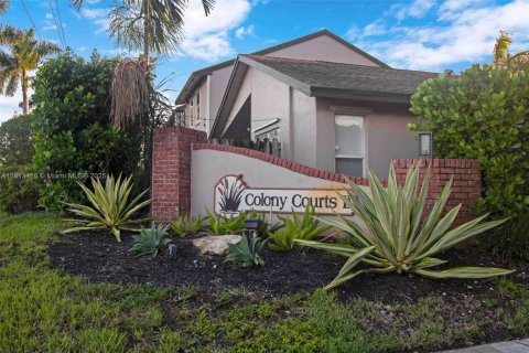 Townhouse in Sunrise, Florida 2 bedrooms, 128.95 sq.m. № 1875691 - photo 1