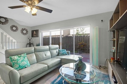 Townhouse in Sunrise, Florida 2 bedrooms, 128.95 sq.m. № 1875691 - photo 9