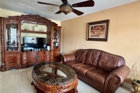 House in Miami, Florida 3 bedrooms, 152.08 sq.m. № 1780119 - photo 16
