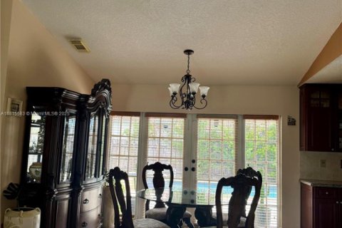 House in Miami, Florida 3 bedrooms, 152.08 sq.m. № 1780119 - photo 8