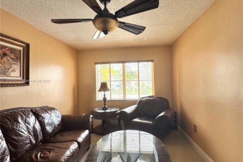 House in Miami, Florida 3 bedrooms, 152.08 sq.m. № 1780119 - photo 15