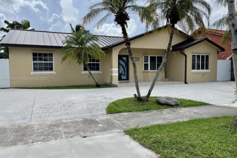 House in Miami, Florida 3 bedrooms, 152.08 sq.m. № 1780119 - photo 1