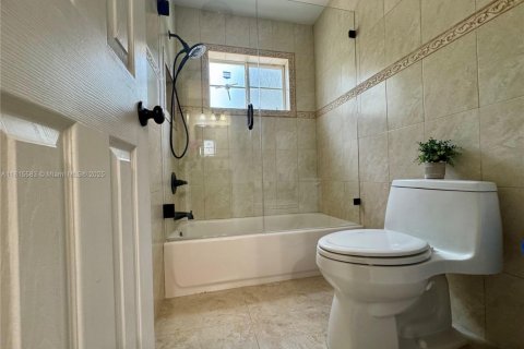 House in Miami, Florida 3 bedrooms, 152.08 sq.m. № 1780119 - photo 20