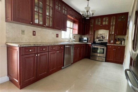 House in Miami, Florida 3 bedrooms, 152.08 sq.m. № 1780119 - photo 9