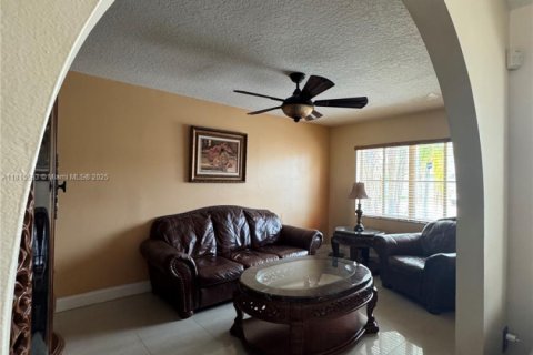 House in Miami, Florida 3 bedrooms, 152.08 sq.m. № 1780119 - photo 14