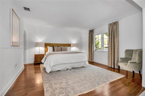 Casa en venta en Miami, Florida, 4 dormitorios, 252.04 m2 № 2044933 - foto 17