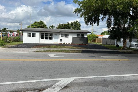 House in Hialeah, Florida 3 bedrooms, 121.24 sq.m. № 1965397 - photo 30