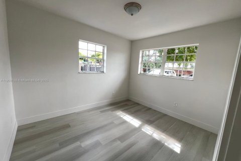 House in Hialeah, Florida 3 bedrooms, 121.24 sq.m. № 1965397 - photo 5
