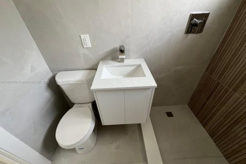 House in Hialeah, Florida 3 bedrooms, 121.24 sq.m. № 1965397 - photo 10