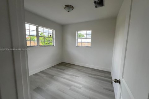 House in Hialeah, Florida 3 bedrooms, 121.24 sq.m. № 1965397 - photo 11