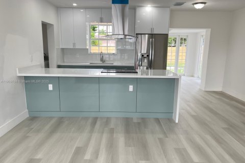 House in Hialeah, Florida 3 bedrooms, 121.24 sq.m. № 1965397 - photo 6