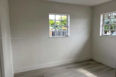 House in Hialeah, Florida 3 bedrooms, 121.24 sq.m. № 1965397 - photo 4