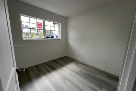 House in Hialeah, Florida 3 bedrooms, 121.24 sq.m. № 1965397 - photo 12