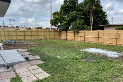 House in Hialeah, Florida 3 bedrooms, 121.24 sq.m. № 1965397 - photo 16