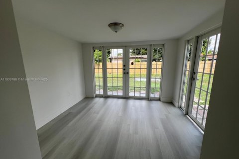 House in Hialeah, Florida 3 bedrooms, 121.24 sq.m. № 1965397 - photo 14