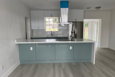 House in Hialeah, Florida 3 bedrooms, 121.24 sq.m. № 1965397 - photo 3