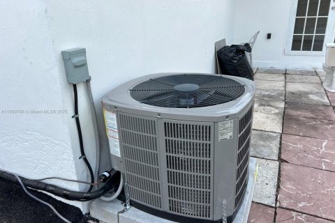 House in Hialeah, Florida 3 bedrooms, 121.24 sq.m. № 1965397 - photo 15