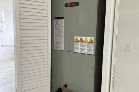 House in Hialeah, Florida 3 bedrooms, 121.24 sq.m. № 1965397 - photo 8