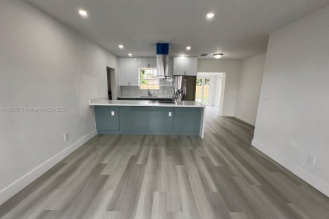 House in Hialeah, Florida 3 bedrooms, 121.24 sq.m. № 1965397 - photo 7