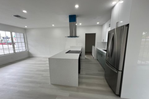 House in Hialeah, Florida 3 bedrooms, 121.24 sq.m. № 1965397 - photo 28