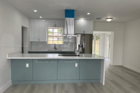 House in Hialeah, Florida 3 bedrooms, 121.24 sq.m. № 1965397 - photo 2