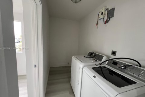 House in Hialeah, Florida 3 bedrooms, 121.24 sq.m. № 1965397 - photo 24