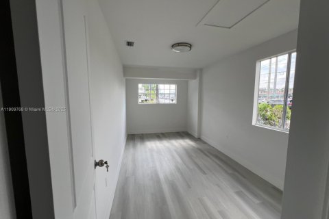 House in Hialeah, Florida 3 bedrooms, 121.24 sq.m. № 1965397 - photo 13