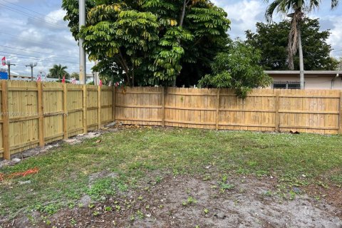 House in Hialeah, Florida 3 bedrooms, 121.24 sq.m. № 1965397 - photo 18